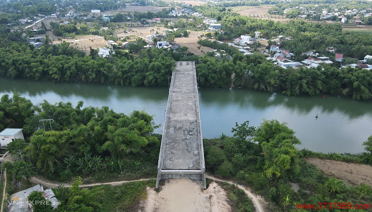 Cầu bắc qua sông Vĩnh Điện， nối phường Điện An qua Điện Minh， thị xã Điện Bàn làm xong hơn 3 năm không có đường. Ảnh: Đắc Thành
